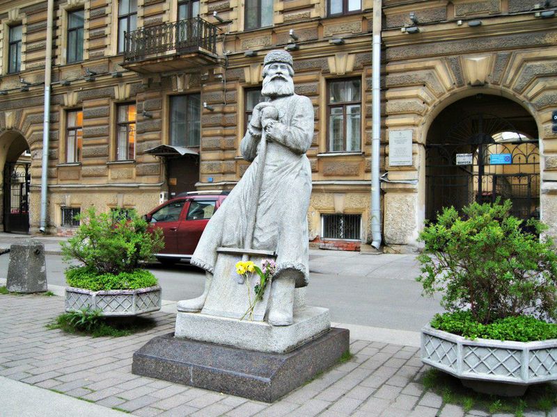 Онлайн-экскурсия «Необычные памятники Петербурга»
