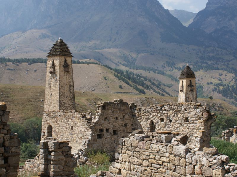 Башня в ингушетии в магасе в цветах. Поездка в ингушетию. Поездка в ингушетию. Магас достопримечательности. Горная ингушетия экскурсия из пятигорска.